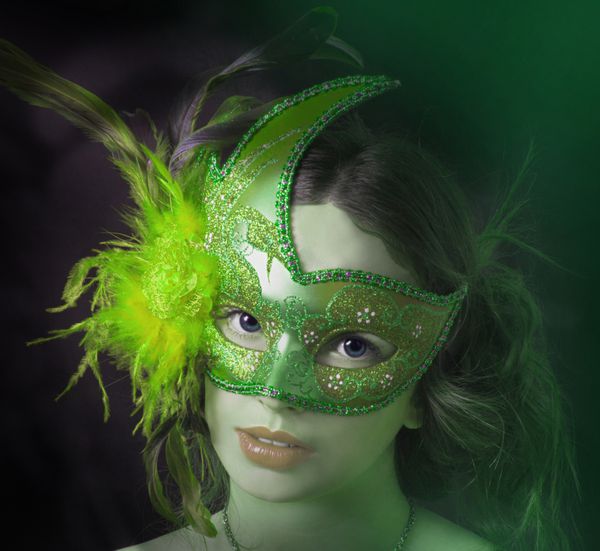 پرتره زن را در ماسک سبز ببندید