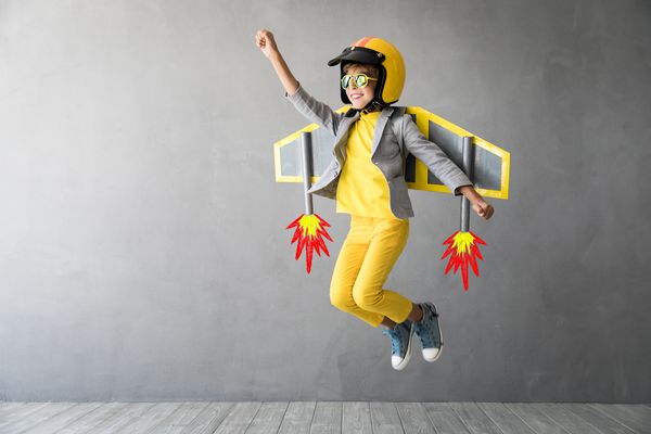 کودک مبارک با jetpack اسباب بازی خلبان بچه در خانه تفریح ​​می کند موفقیت نوآوری و مفهوم رهبر