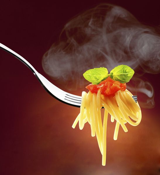 چنگال با گوجه فرنگی و ریحان اسپاگتی