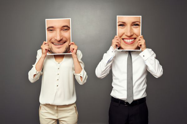 زن و مرد چهره های خندان خود را تغییر دادند عکس مفهوم