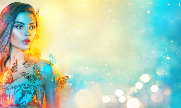 مدل فانتزی زیبایی دختر بهار در چراغهای نئون روشن و رنگارنگ پرتره زن جوان تابستانی زیبا در UV طراحی هنری رنگارنگ با پروانه های طلایی در پس زمینه رنگارنگ و واضح