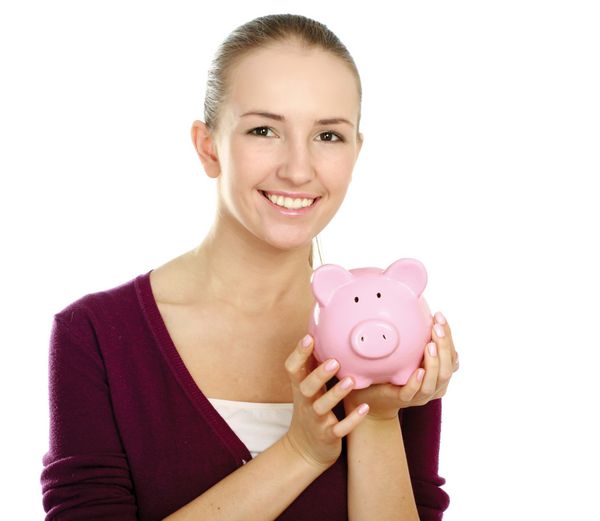 زن زیبا و جوان زیبا با بانگ خوک صندوق پول جدا شده در پس زمینه خاکستری
