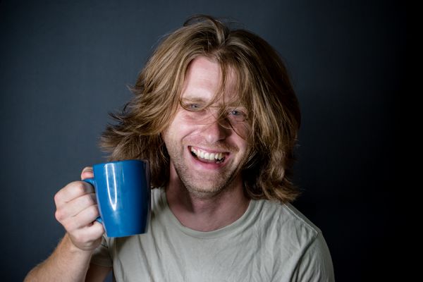 قهوه صبحگاهی در حالی که این مرد دارای سر مهره و یک روز موی بد است