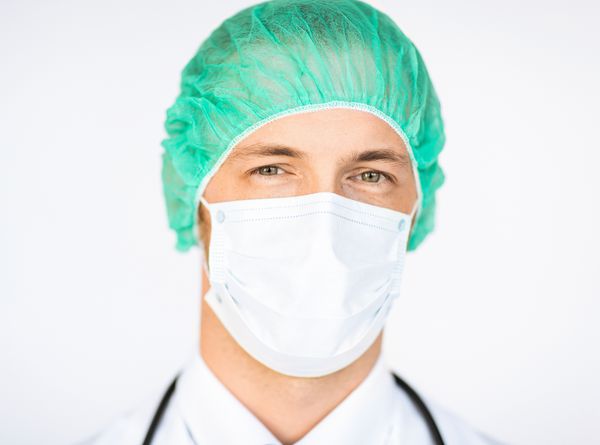 تصویر نیمه جراح در کلاه پزشکی و ماسک