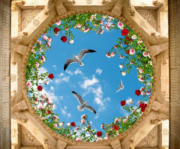 نمای آسمان از گنبد تزئین شده با گل رز و پرندگان