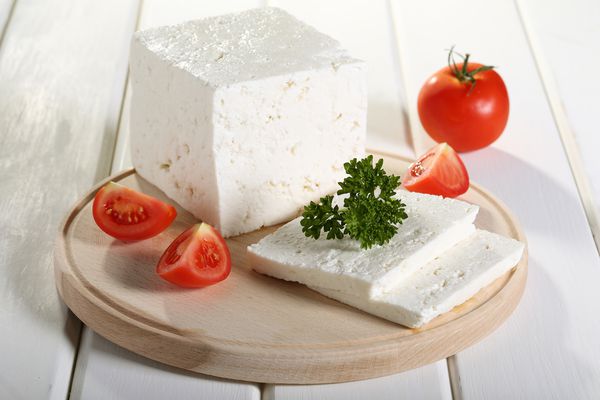 پنیر فتا یونانی در تخته های خرد شده زمینه سفید