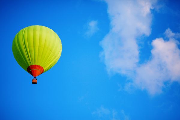 بالون در ابرها بالون در آسمان پرواز توسط یک بالون