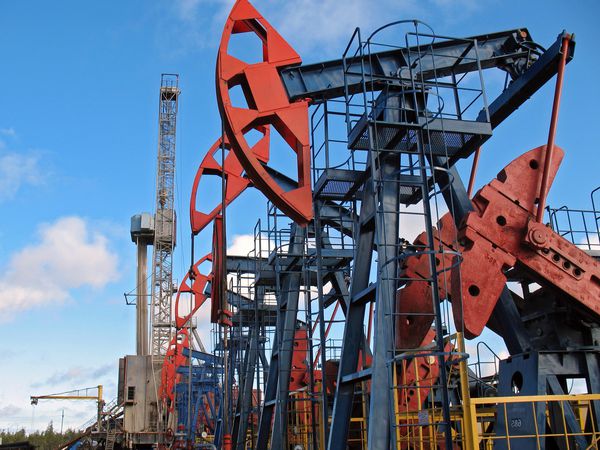 صنعت نفت و گاز کار جک پمپ روغن در یک میدان نفتی چاه نفت حفاری