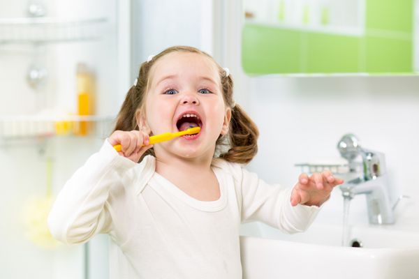 دختر بچه مسواک زدن دندان در حمام