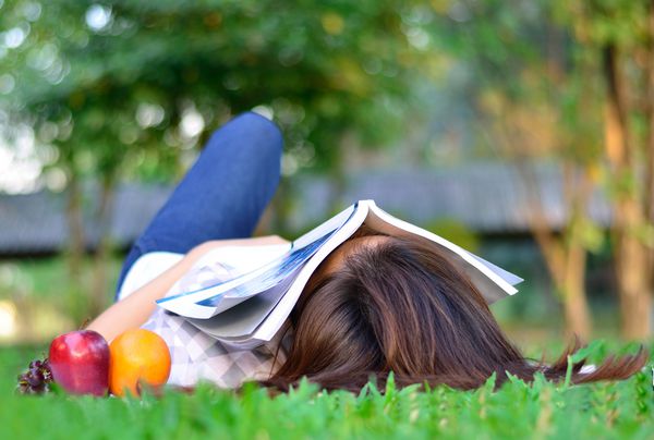 دانش آموزان زن با کتاب می خوابند