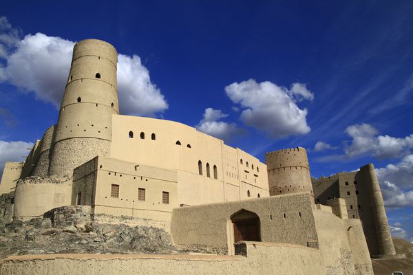 قلعه بهلا در پای ارتفاعات دجبل اخدر در عمان واقع شده است