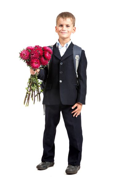 پسر بچه خوب مدرسه ای در حال نگه داشتن گل های جدا شده بر روی زمینه سفید است بازگشت به مدرسه