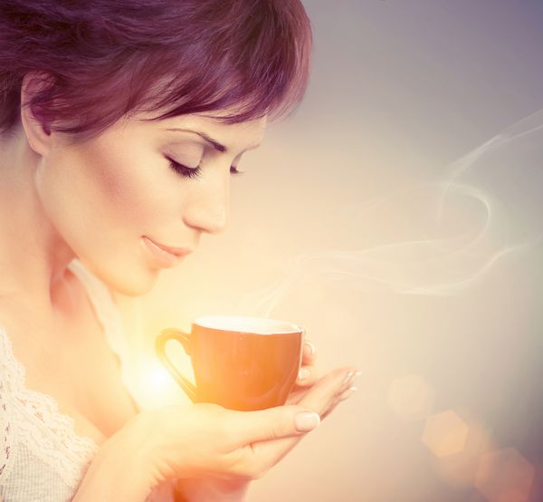 چای یا قهوه نوشیدن دختر زیبا زن زیبایی با لیوان نوشیدنی لذت بردن از قهوه رنگهای گرم پاستلی