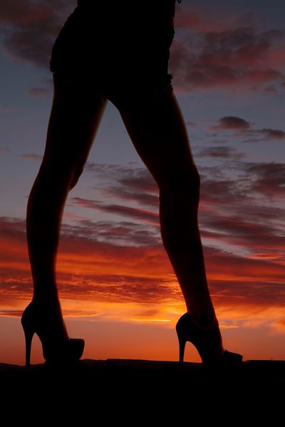 یک شبح زنانه پاهای یک زن و رو به کنار
