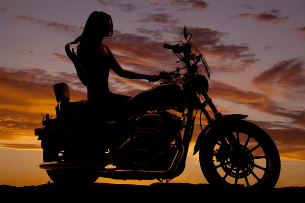 شبح زنی که روی موتورسیکلت نشسته است