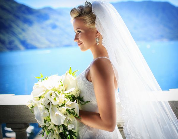 عروس جوان در لباس عروسی سفید