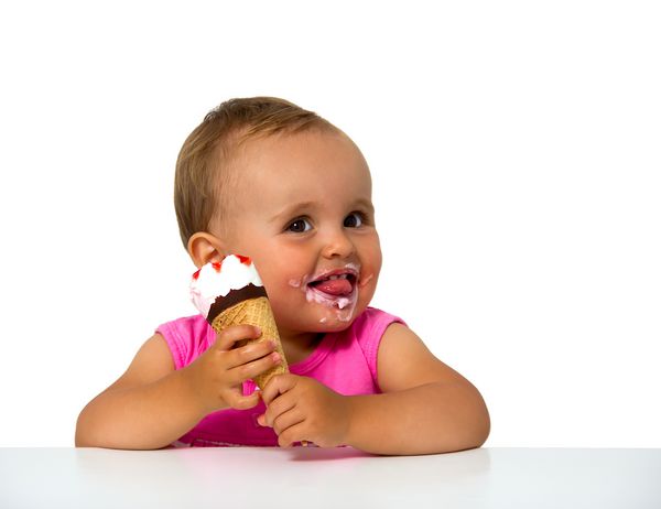 کودک خوردن بستنی جدا شده روی سفید
