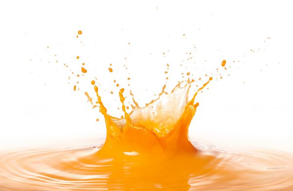 پاشیدن آب پرتقال با موج دار شدن در برابر زمینه سفید