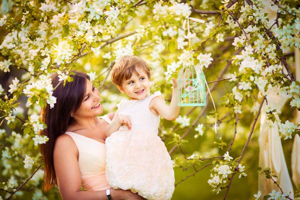 زن و کودک مبارک در باغ بهار شکوفه مفهوم تعطیلات روز مادران