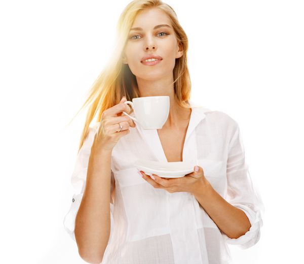 زن زیبا قهوه در حال نوشیدن عکس دختر جوان فنجان پرسلن با قهوه را نگه می دارد جدا شده در پس زمینه سفید