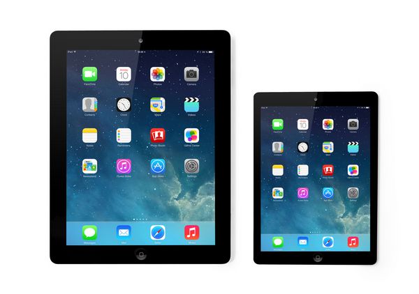 کیف اوکراین 10 مارس 2014 Apple iPad و iPad Mini نمایشگر صفحه اصلی iOS 71 سیستم عامل iOS71 که توسط شرکت رسمی Apple Inc 10March2014 تولید شده است iPad یک تبلت است که توسط Apple Inc تولید شده است