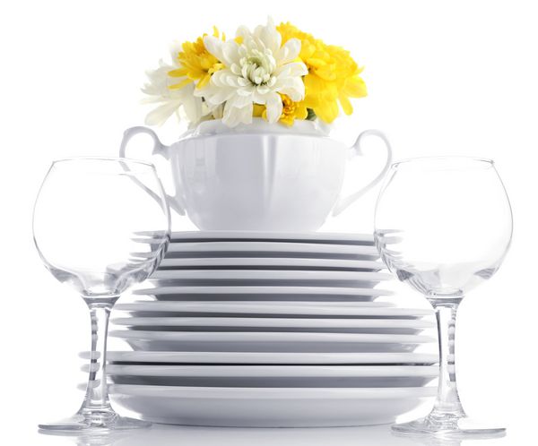 ظروف و گلهای سرامیکی سفید جدا شده روی رنگ سفید