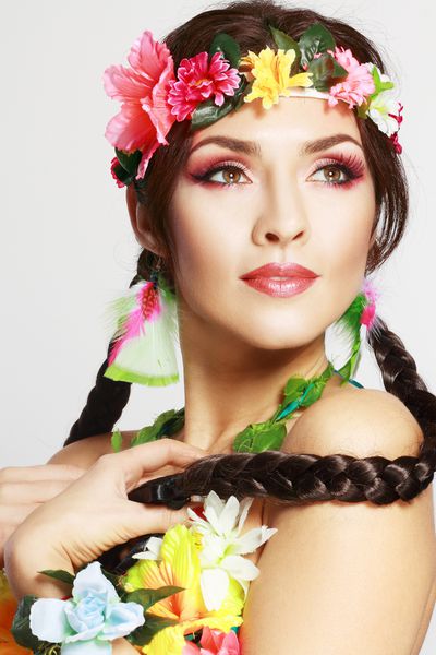 دختر عجیب و غریب زیبا با لوازم جانبی هاوایی با آرایش کامل