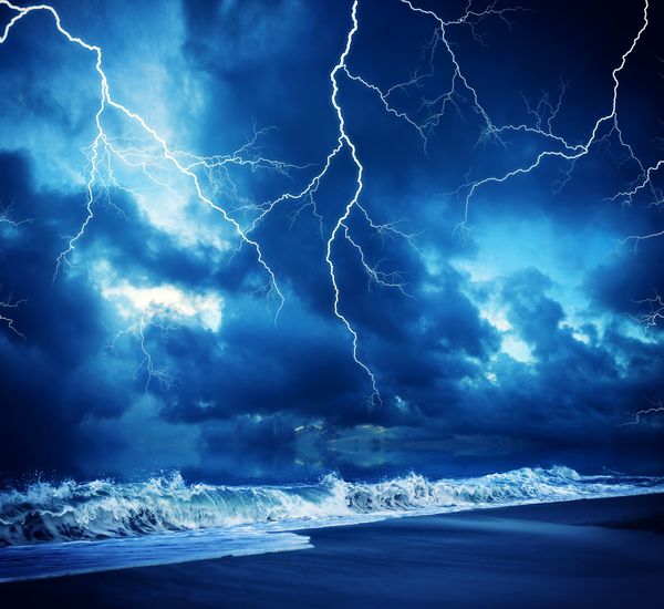 رعد و برق از طوفان قدرتمند در سراسر ساحل چشمک می زند