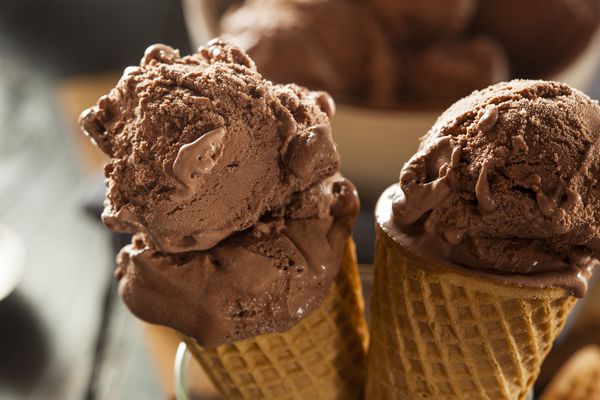 بستنی شکلات تیره خانگی در یک مخروط