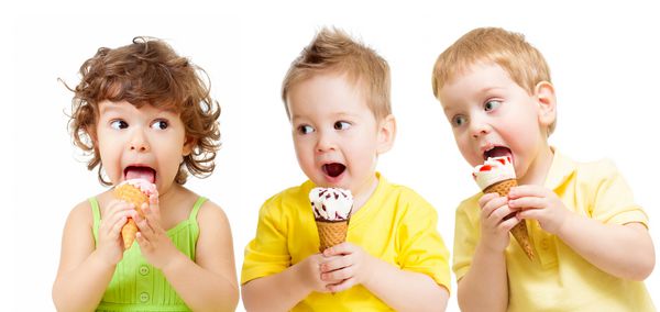 گروه بچه های خنده دار با icecream جدا شده