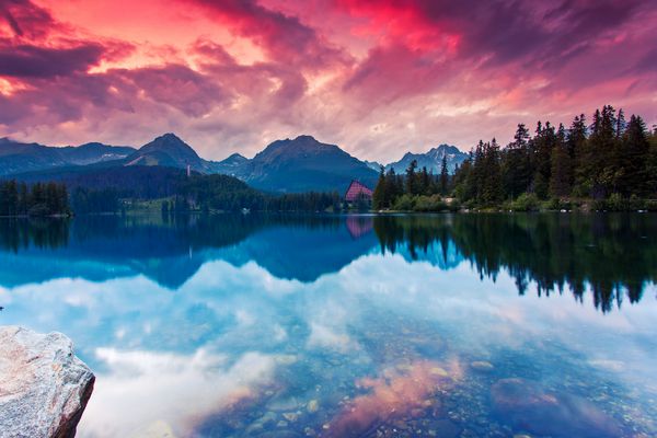 دریاچه کوهستانی در پارک ملی تاترا بالا آسمان پوشیده از دراماتیک Strbske pleso اسلواکی اروپا دنیای زیبایی