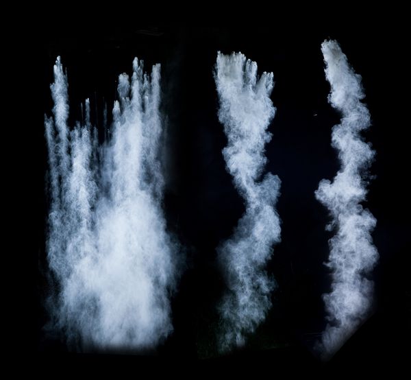 حرکت انجماد مجموعه انفجار گرد و غبار آبی جدا شده در پس زمینه سیاه