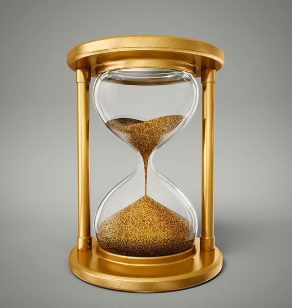 ساعت شنی طلا که بر روی یک پس زمینه خاکستری جدا شده است