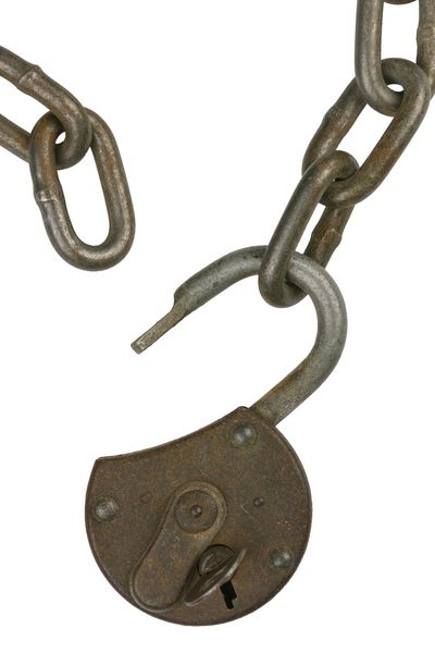 یک قفل باز قدیمی با زنجیره