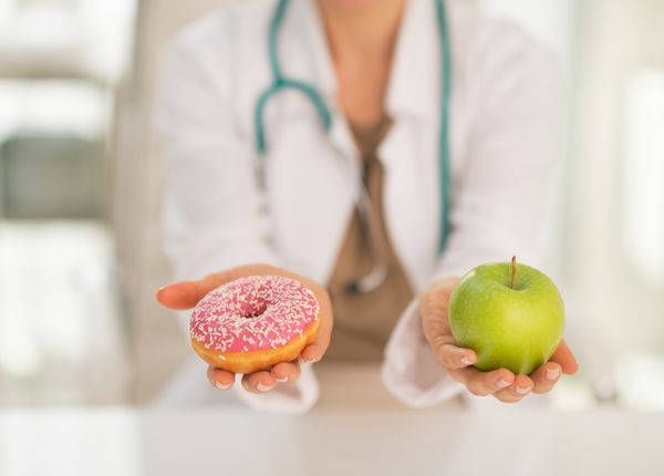 انتخاب نزدیک پزشک پزشکی با انتخاب بین سیب و دونات