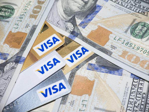 بانکوک 14 ژوئیه 2014 عکس کارت اعتباری VISA در اسکناس VISA یک شرکت خدمات مالی چند ملیتی آمریکایی است