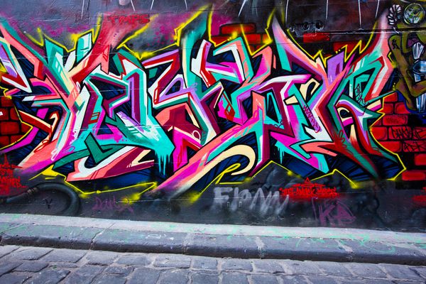 ملبورن استرالیا 3 ژوئیه 2014 هنر خیابانی توسط یک هنرمند ناشناس برنامه مدیریت نقاشی های دیواری در ملبورن اهمیت هنر خیابانی در یک فرهنگ شهری پر جنب و جوش را تشخیص می دهد