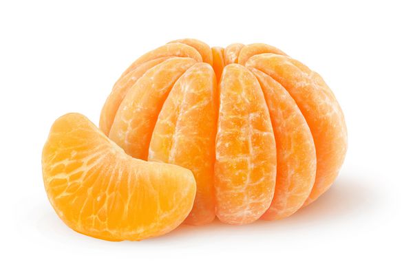 نارنگی جدا شده میوه نارنگی پوست کنده شده بر روی زمینه سفید جدا شده است