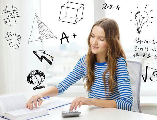آموزش فناوری و مفهوم خانه لبخند زدن دختر دانشجویی با کتاب دفترچه و حسابگر