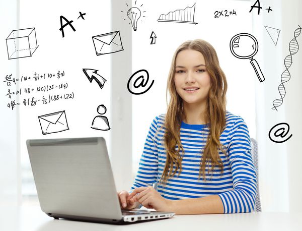 خانه آموزش فناوری و مفهوم اینترنت لبخند زدن به دختر نوجوان با رایانه لپ تاپ که روی میز در خانه نشسته است