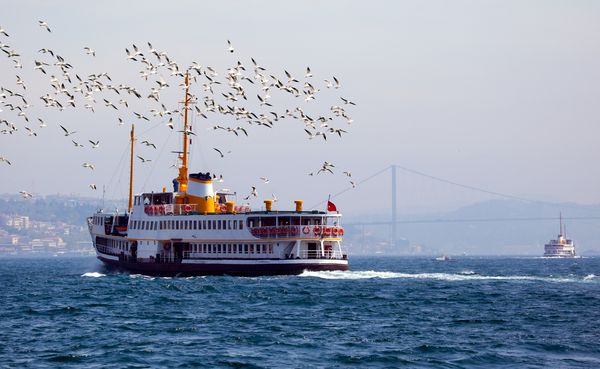 سفر دریایی با کشتی قدیمی قایق بخار در بسفر استانبول ترکیه