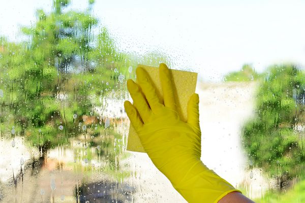 تمیز کردن پنجره ها با پارچه مخصوص