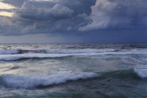 آسمان طوفانی بر فراز موج دریا