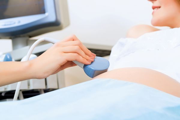 بستن دست و اسکنر سونوگرافی شکمی برای زنان باردار