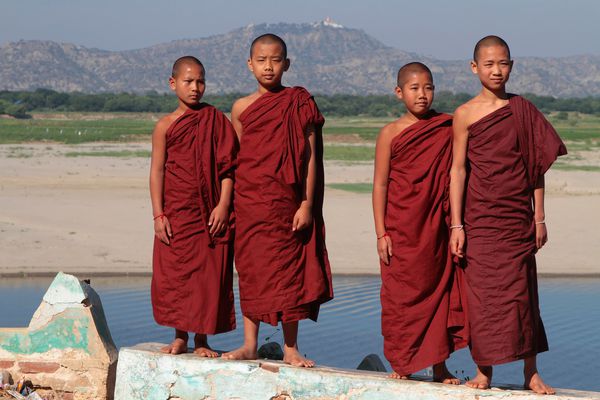BAGAN MYANMAR 10 دسامبر 2014 راهبان جوان از بتکده های Bagan amp x27؛ بازدید می کنند منطقه باستان شناسی باگان یک قرعه کشی اصلی برای صنعت گردشگری در کشور است