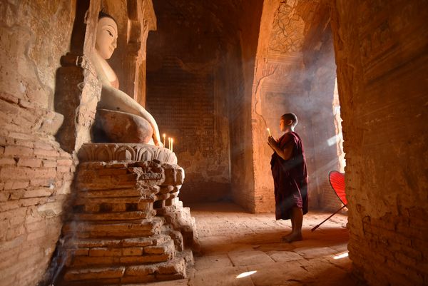 BAGAN MYANMAR 18 دسامبر 2014 نئوفیت جنوب شرقی آسیا با نور شمع در معبد بودیست در 18 دسامبر 2014 در Bagan میانمار دعا می کند