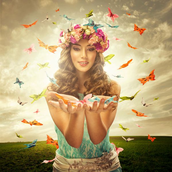 زن زیبا پروانه های زیادی را احاطه کرده است