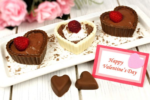 کارت ولنتاین مبارک با فنجان های دسر شکلات شکلاتی قلب