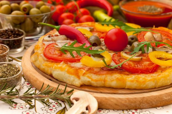 پیتزا به سبک ایتالیایی با گوجه و گوجه فرنگی