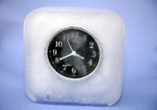 ساعت منجمد شده در یخ نشان دهنده مفهوم بودن amp quot ؛ لحظه ای منجمد در زمان amp quot؛ روی آبی